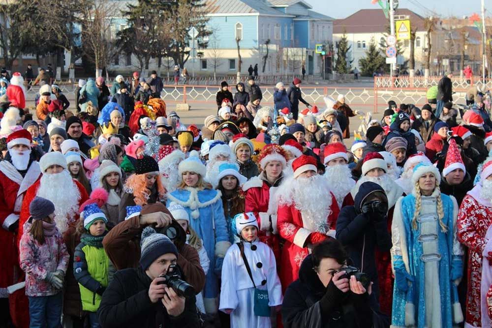 Парад Дедов Морозов и Снегурочек