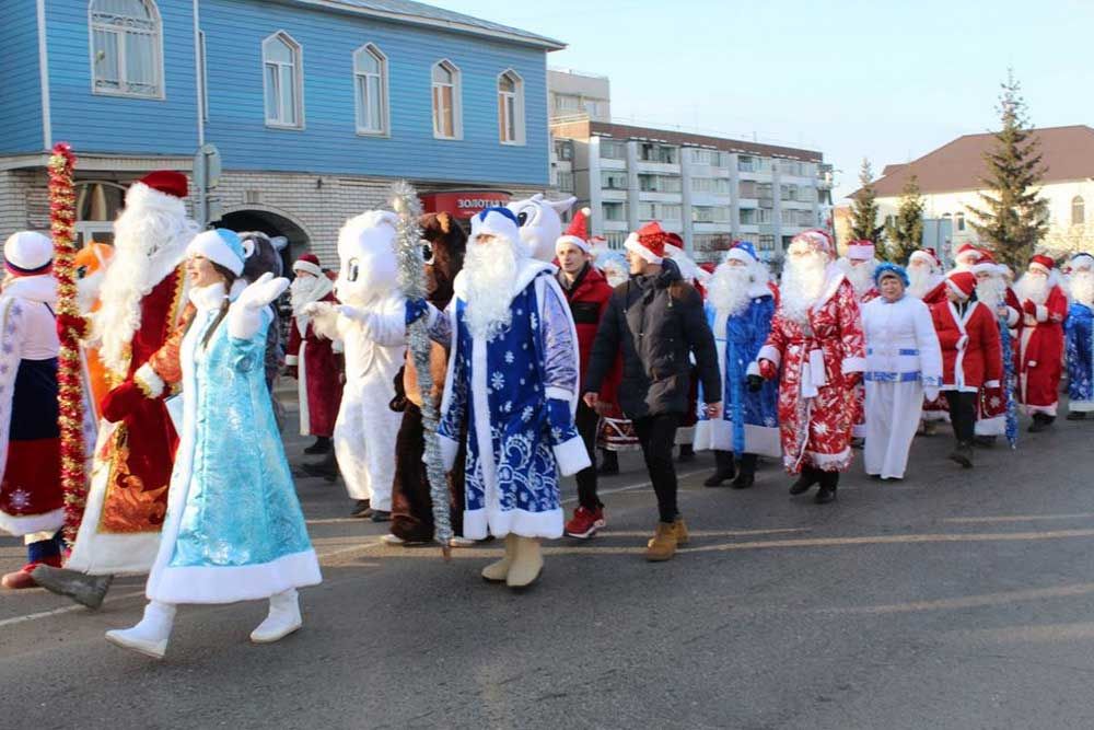 Парад Дедов Морозов и Снегурочек